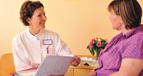Ärztin und Patientin im Gespräch