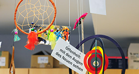 Traumfänger, Ansichtskarten, kleine Sprüche – wichtige Mutmacher im Stationszimmer der Kinderonkologie.
